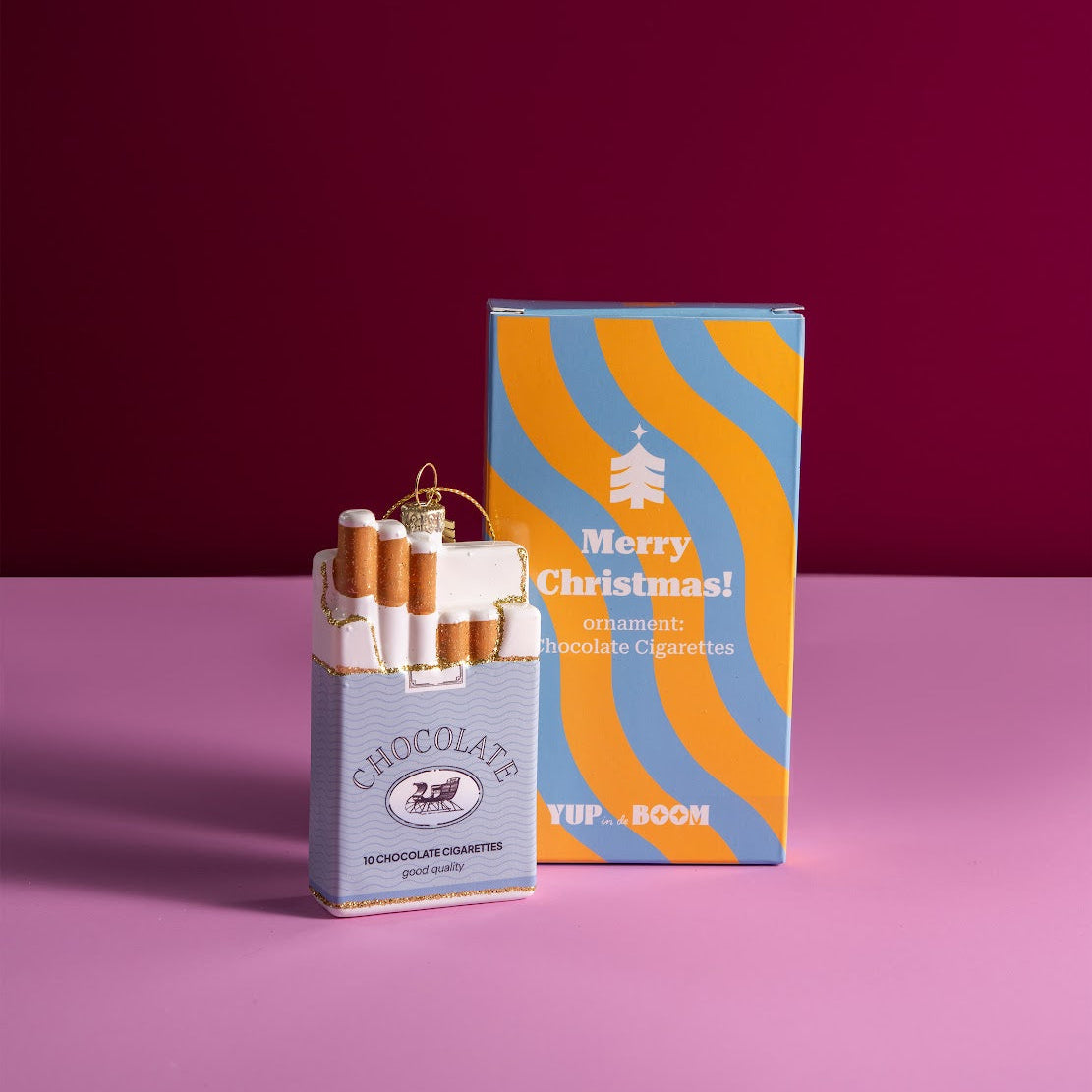 Yup in de boom Cigarette Ornament – Detailansicht handgeblasenes Glasornament in Geschenkbox