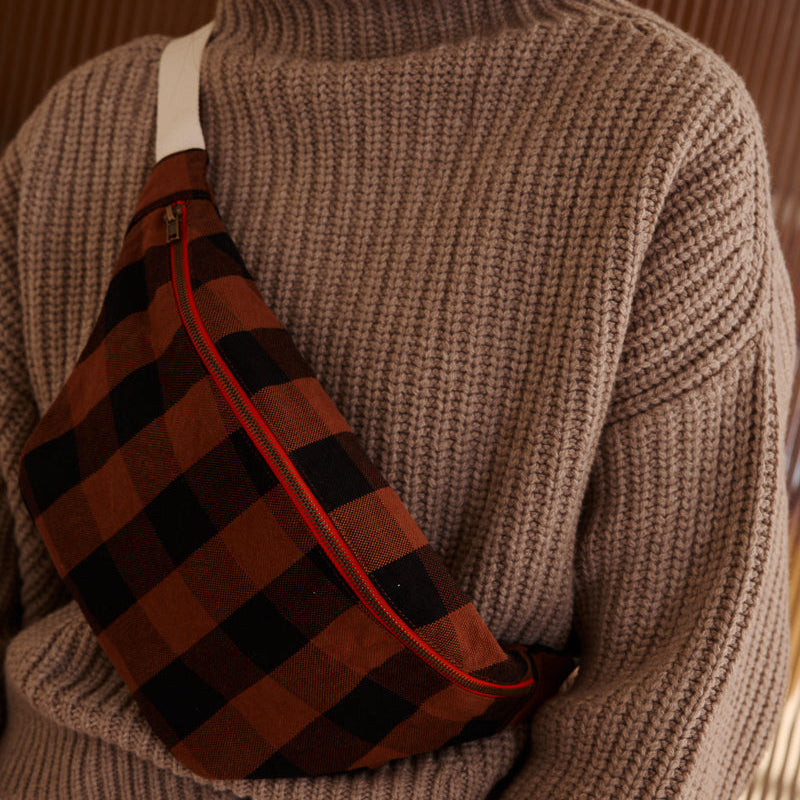 Rose in April Gürteltasche Gross – Lifestyle getragen am Körper, Greige