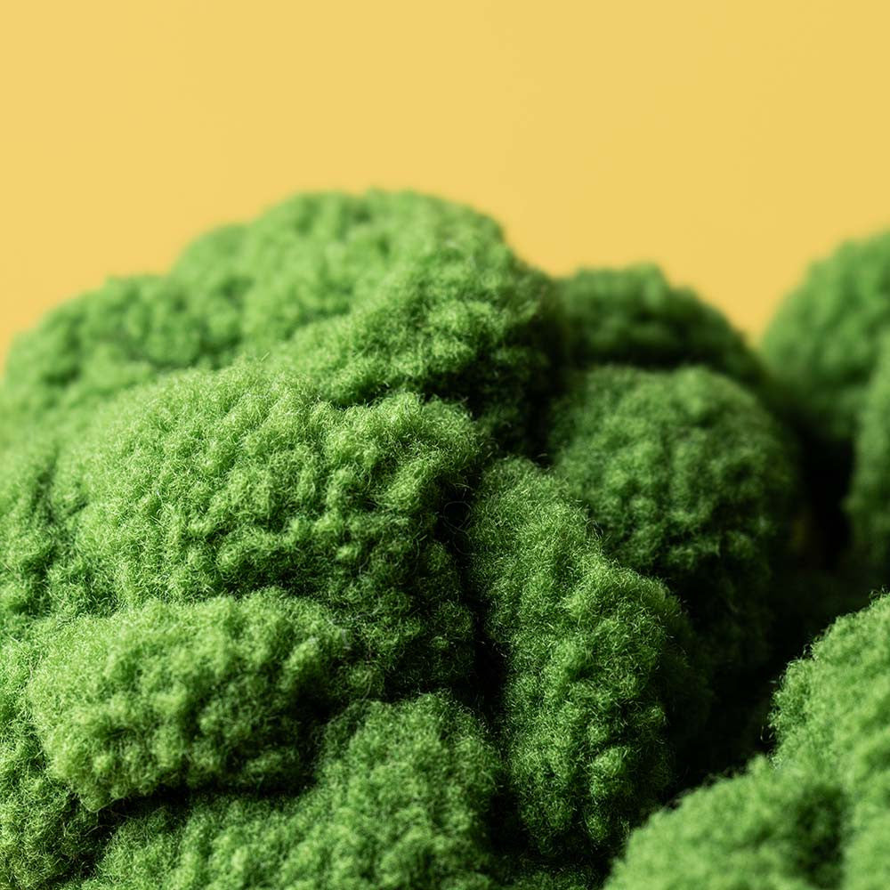 Amuseables Broccoli Jellycat – Lifestyle auf weissem Hintergrund