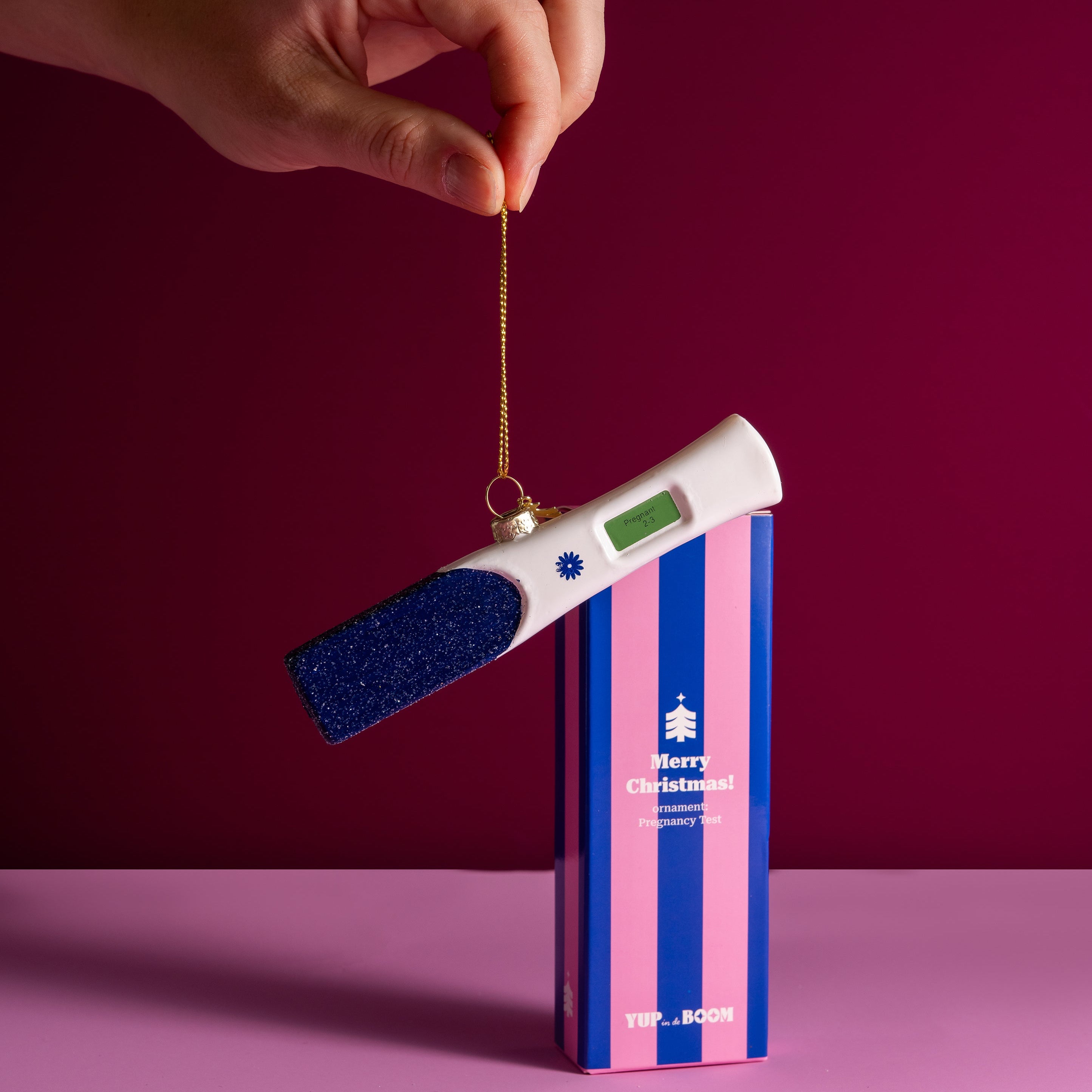 Yup in de boom Schwangerschaftstest Ornament – Detailansicht Glasornament blau-weiss