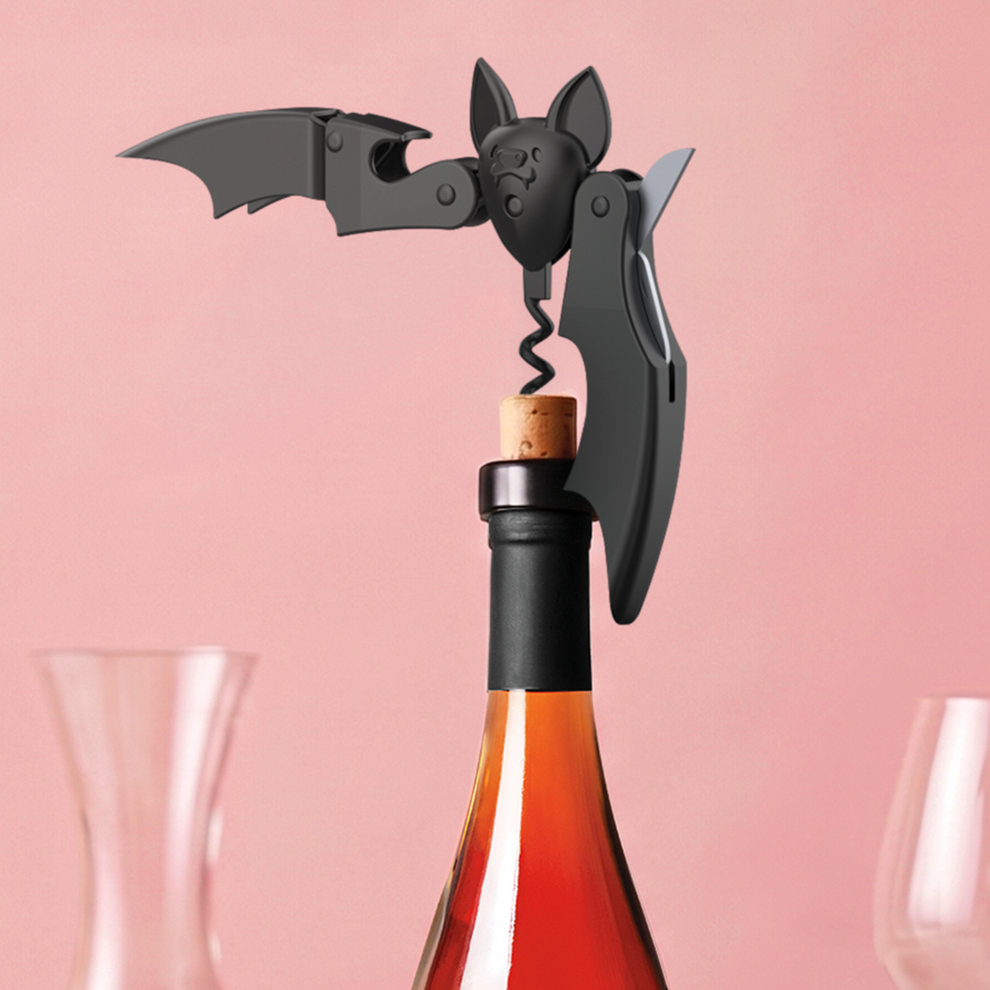 Mini Vino Ototo – Lifestyle auf Weinflasche aufgesteckt, Fledermausform seitlich