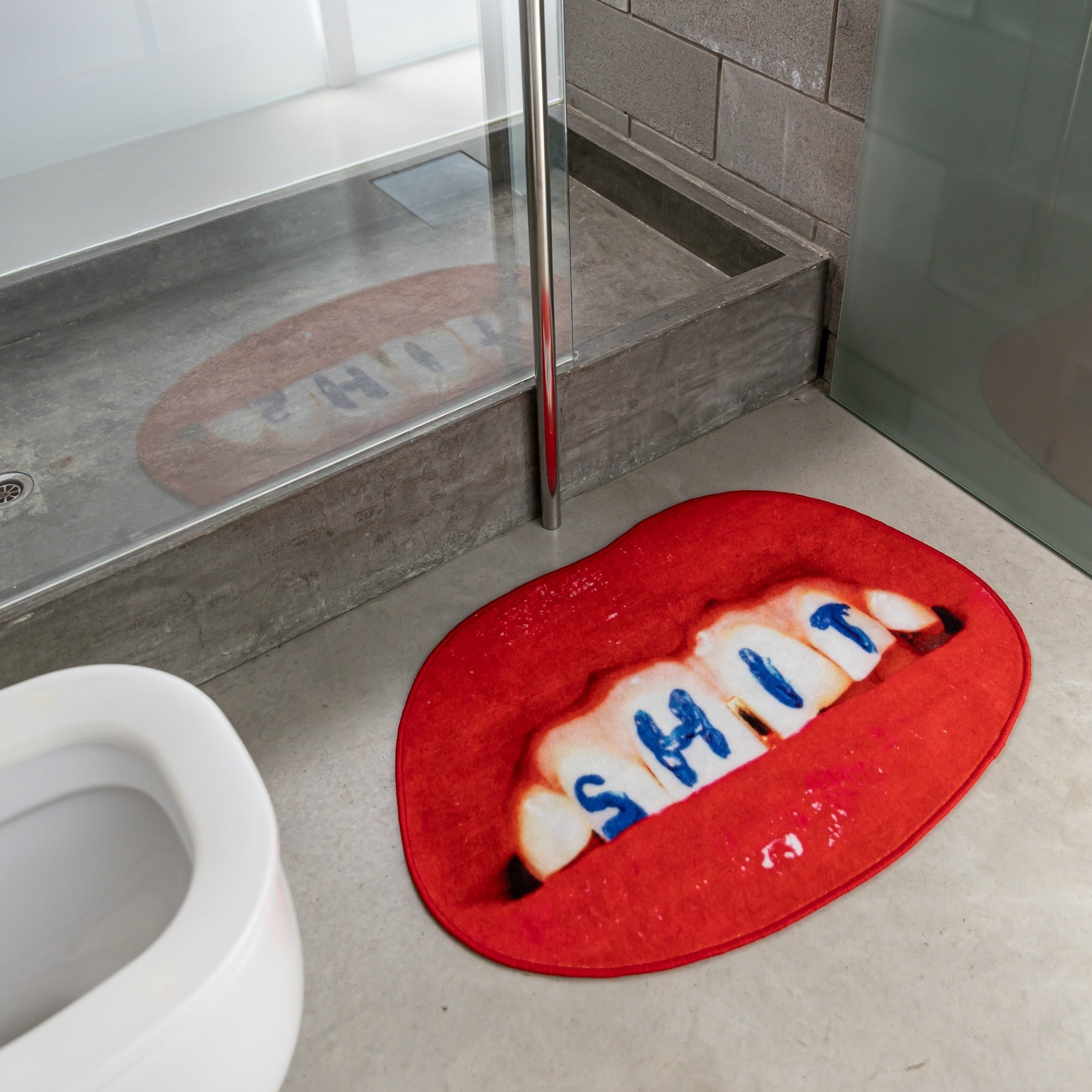 Mat Shit Seletti – Lifestyle Badezimmer als Badematte verwendet
