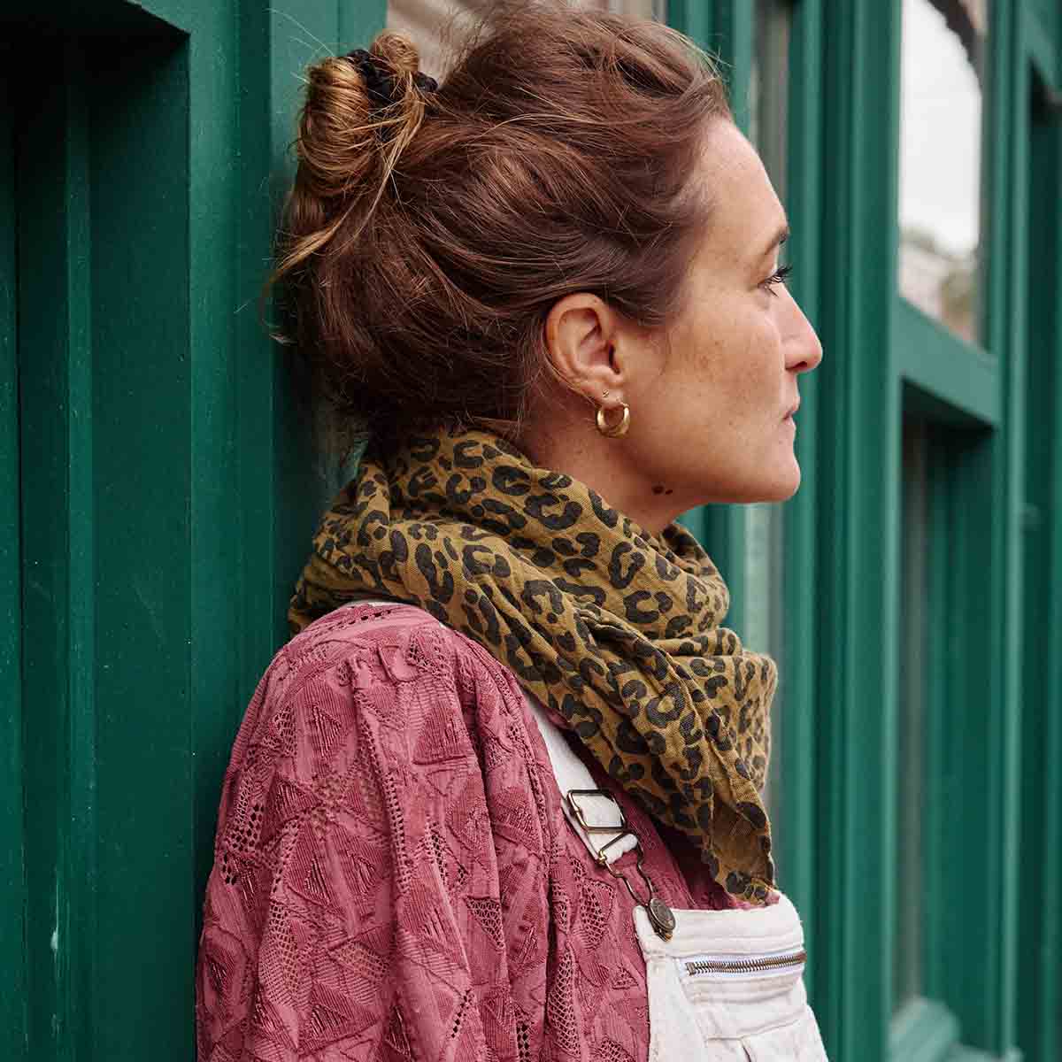 Rose in April Musselintuch Leopard – Lifestyle gefaltet auf Holzunterlage