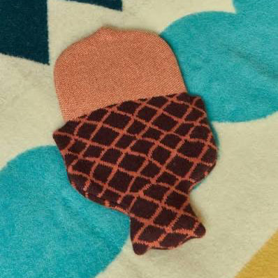 Donna Wilson Bettflasche Acorn – Detailansicht gestrickter Eichel-Bezug 100% Lammwolle