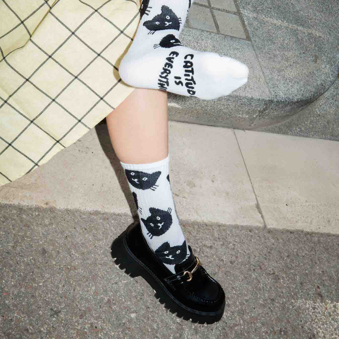 Cat Flat-Pack Socken Eat My Socks – Detailansicht Schriftzug Cattitude Is Everything auf der Sohle