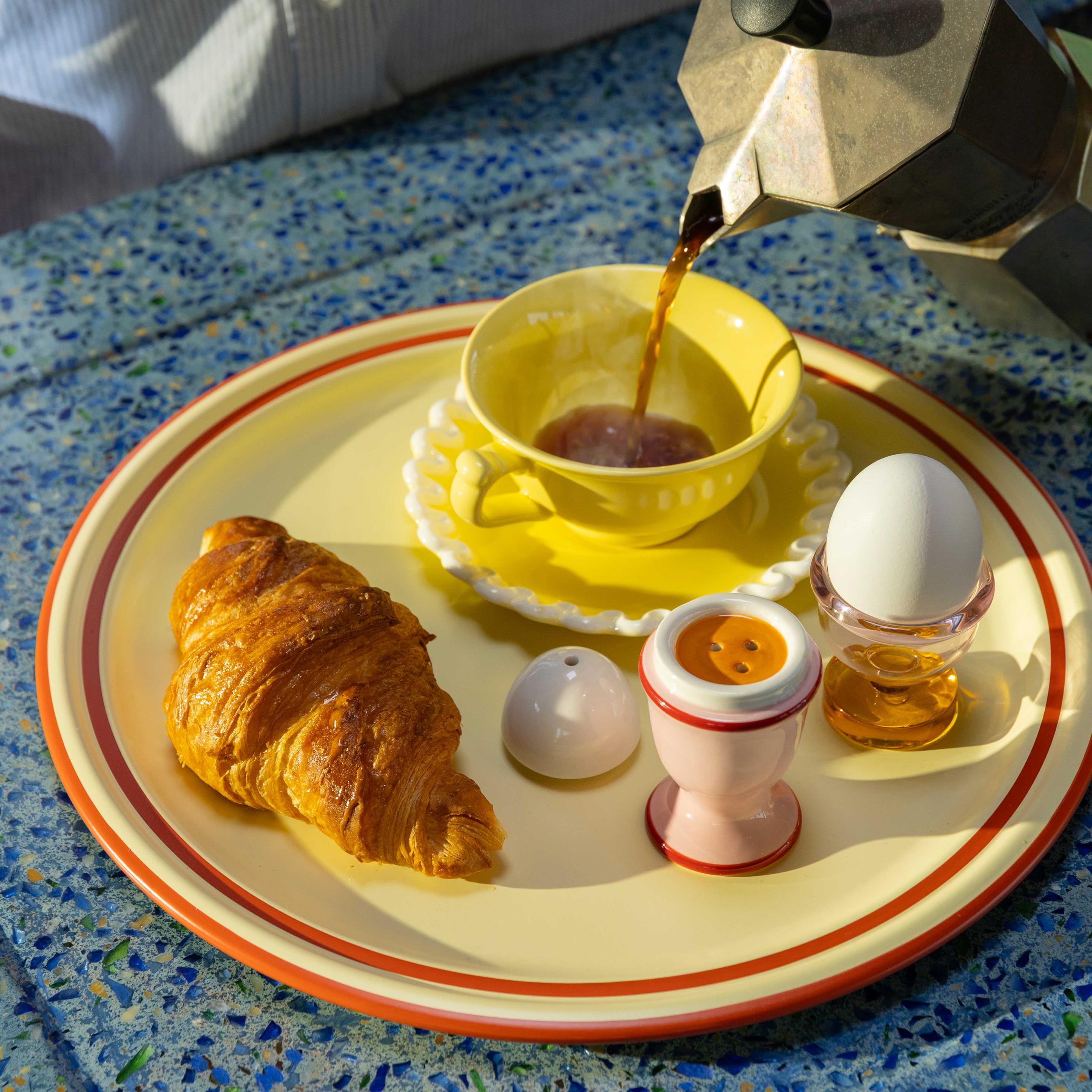 Salt & Pepper Egg Pink &klevering – Streuer auf gedecktem Tisch