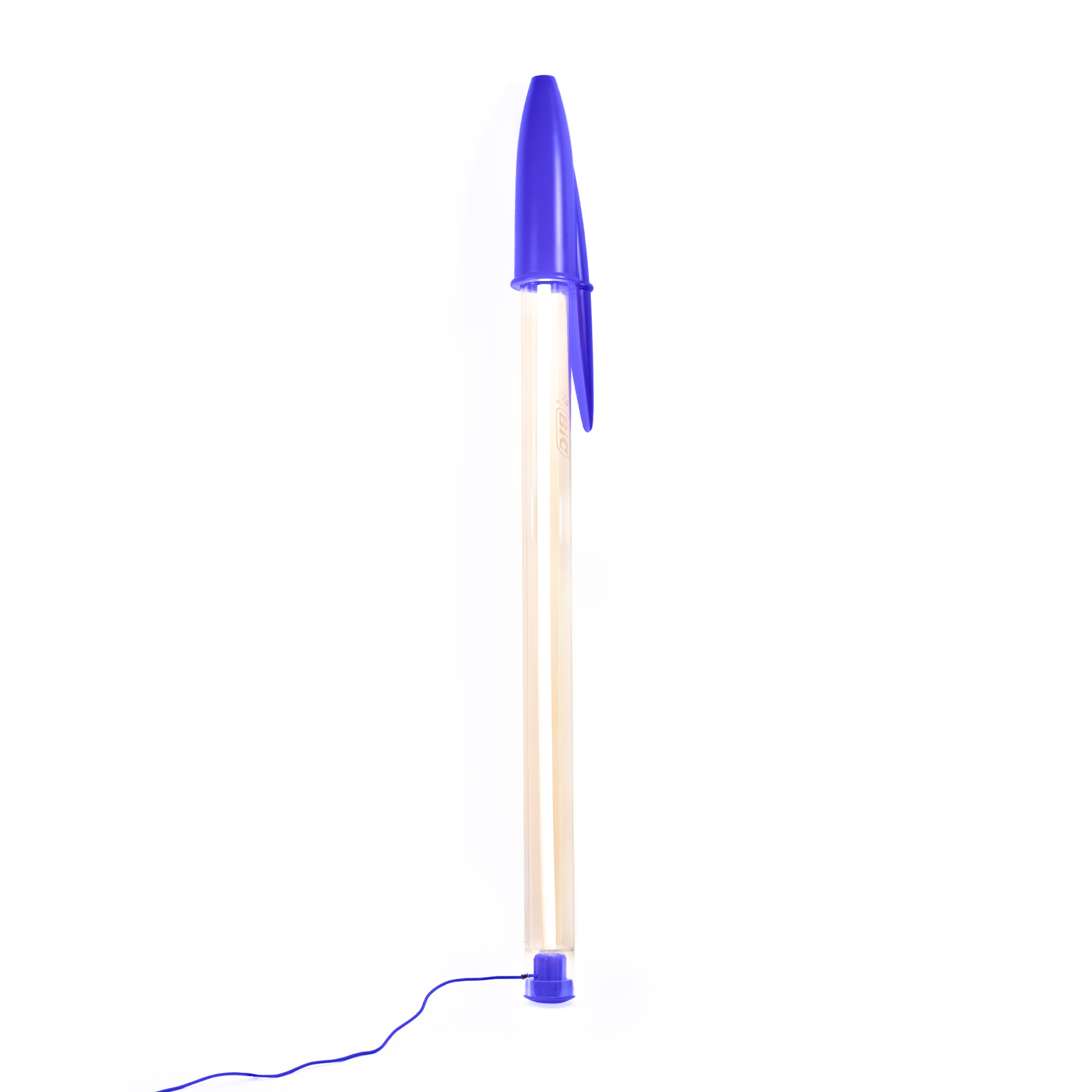 BIC Lamp Blau von Seletti × BIC – Stehlampe im Design des BIC Cristal, 12:1 Scale