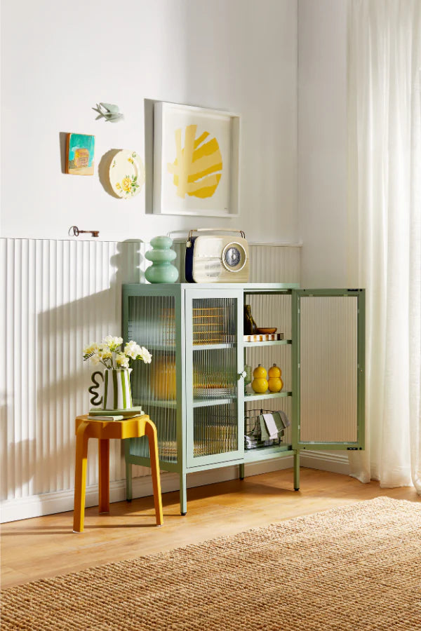 Schrank The Mixer von Mustard Made in Sage Detailansicht – Riffelglas Metallmöbel